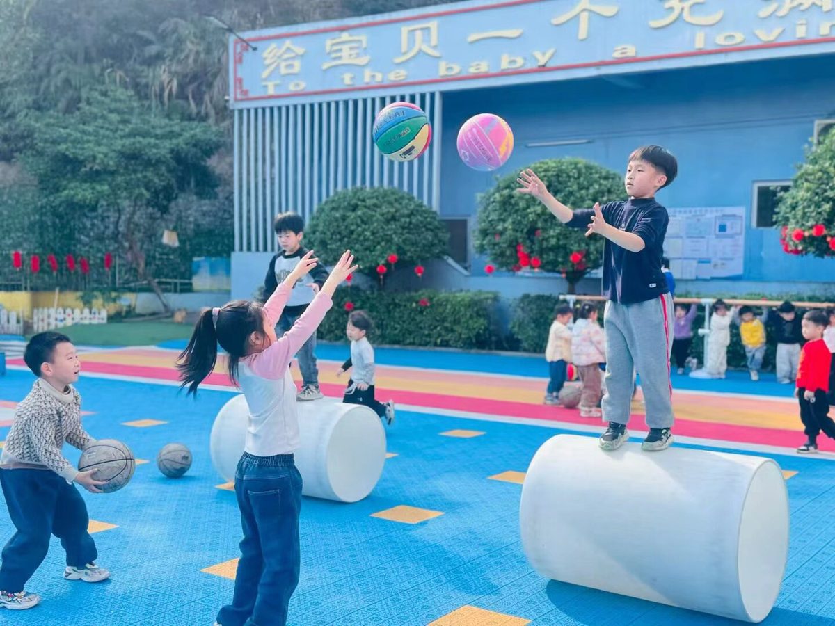 12项花样体能课程：孩子们在彩色塑胶操场进行波波球、滚筒、篮球等多项体能活动