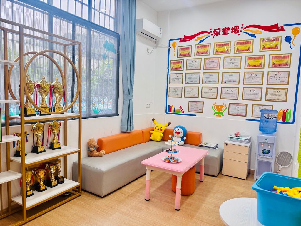 英贝尔幼儿园荣誉墙——奖杯、奖状、温馨接待区