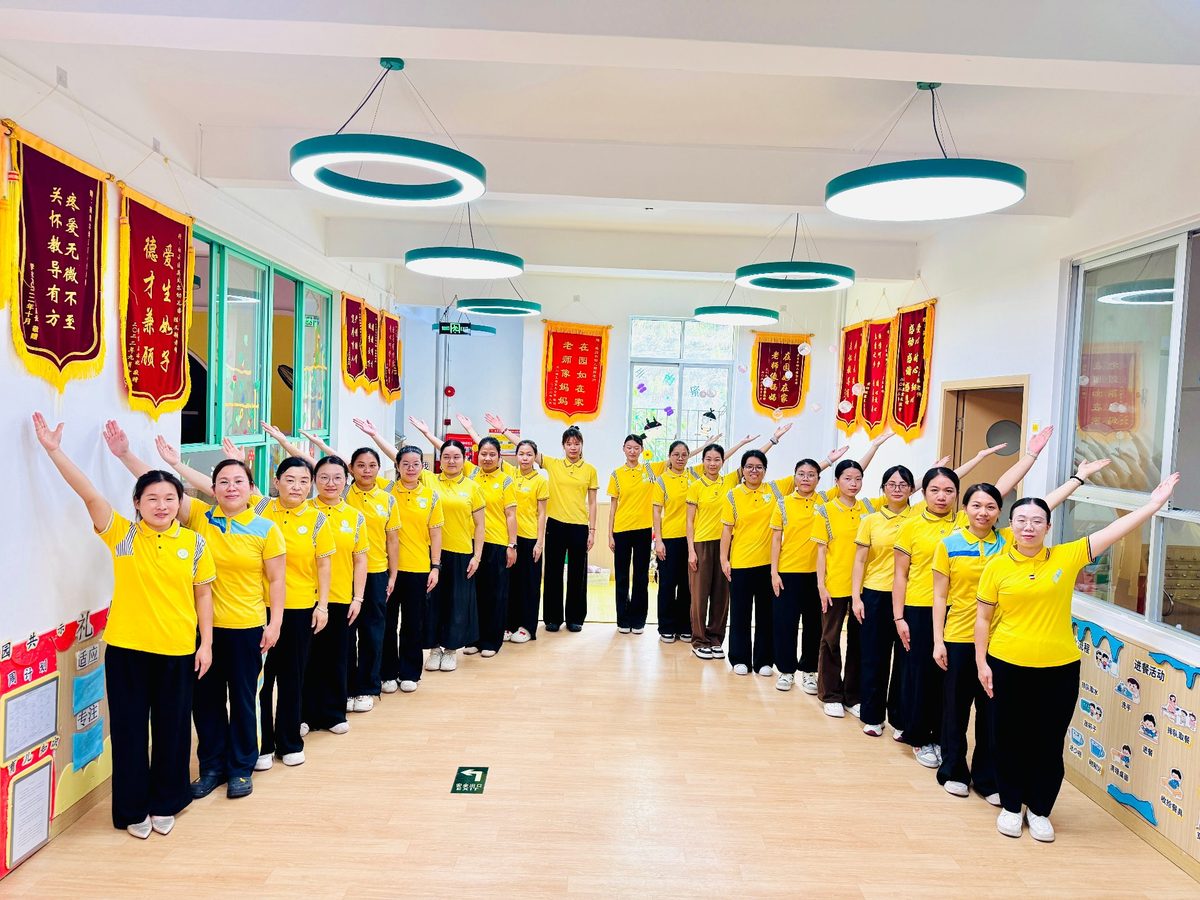 英贝尔幼儿园全体教职工合影